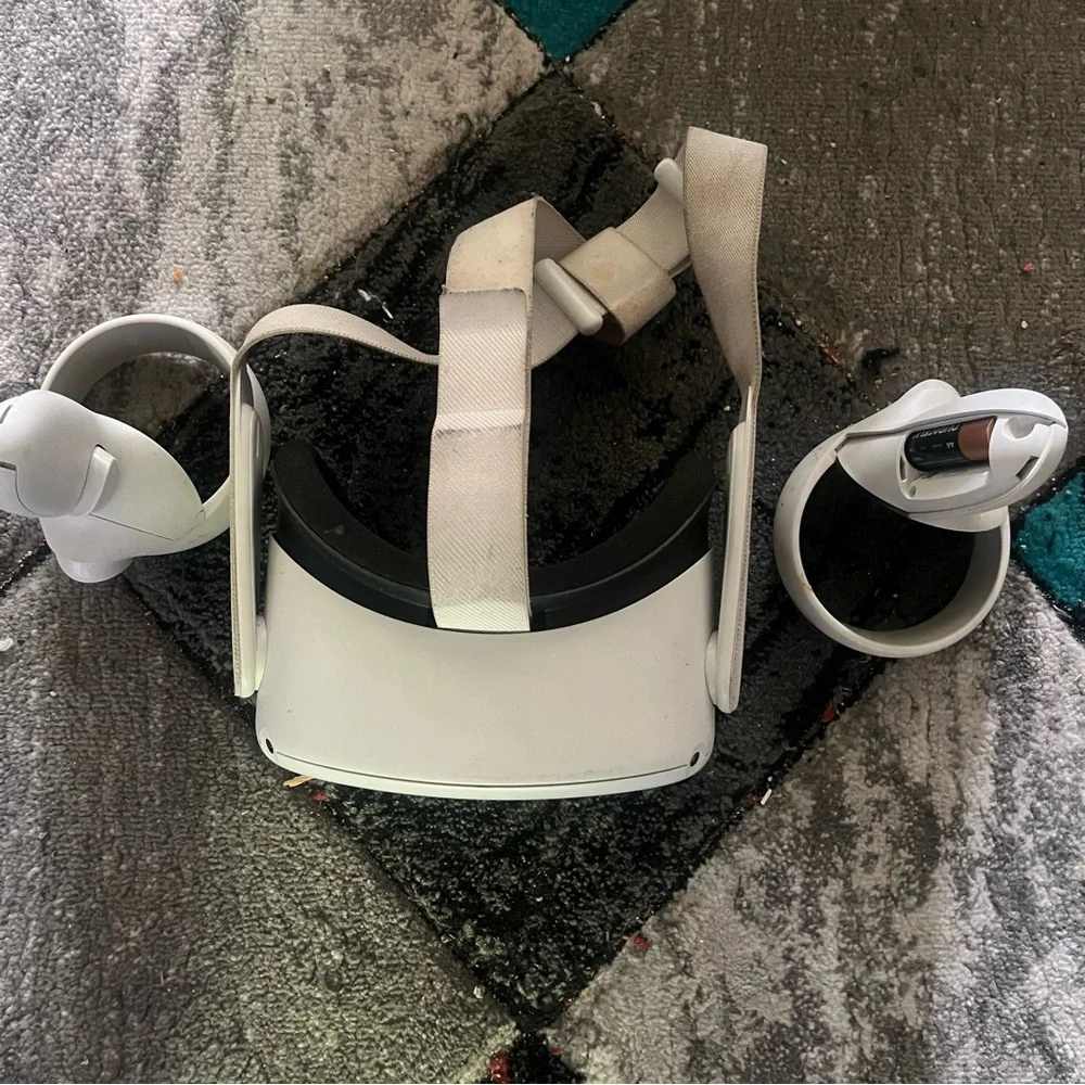 Quest 2 Standalone VR Headset White with Touch Controllers